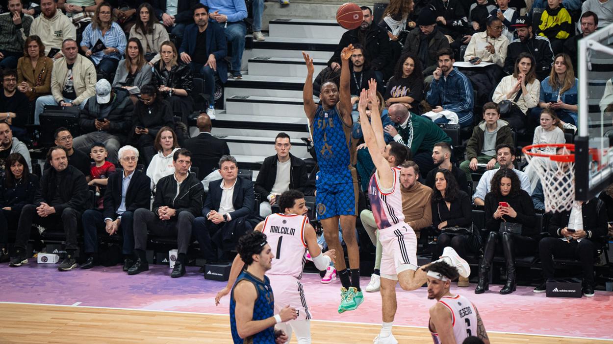 Melvin Ajinca (Saint-Quentin) à 3 points contre le Paris Basketball