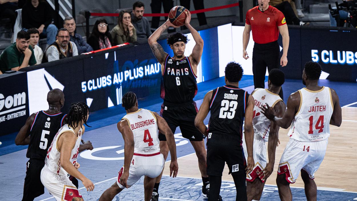 Michael Kessens (Paris Basketball) à la passe contre Saint-Quentin